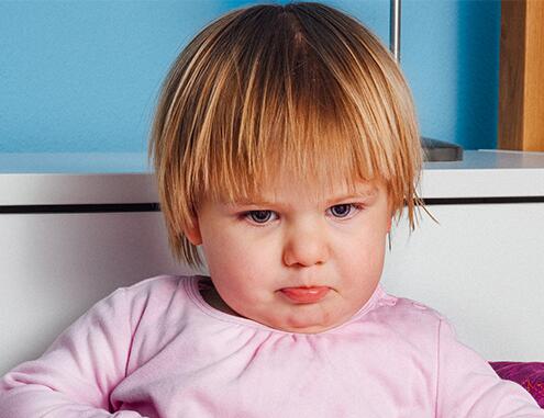 小孩不愿寫作業(yè)，但聽保姆一句話之后就愿意了